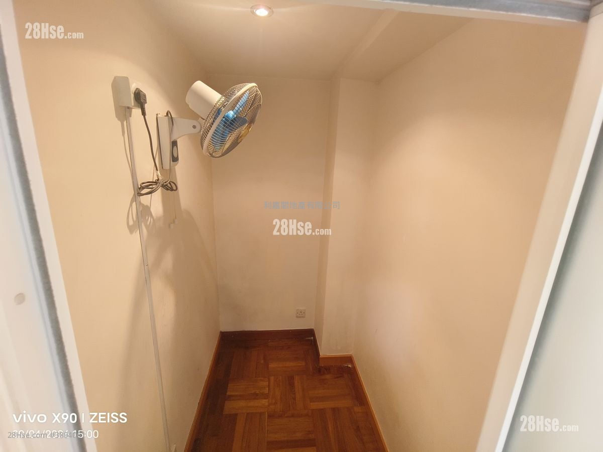 Mei Foo Sun Chuen Sell 3 Bedrooms , 1 Bathroom 533 ft²