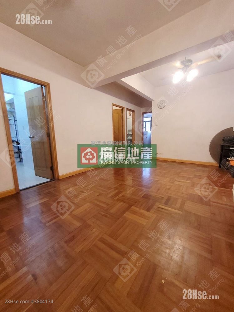 Yan On Building Sell 3 Bedrooms , 1 Bathroom