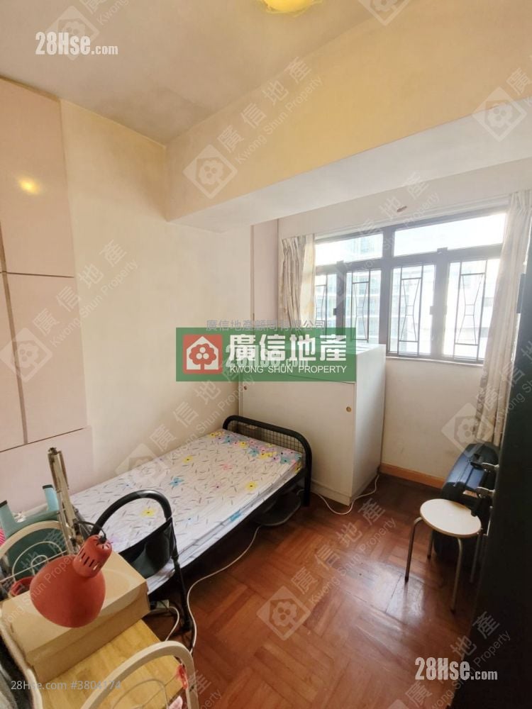 Yan On Building Sell 3 Bedrooms , 1 Bathroom