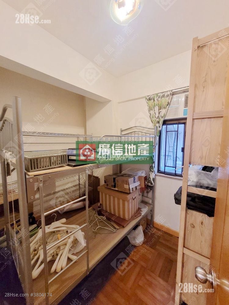 Yan On Building Sell 3 Bedrooms , 1 Bathroom