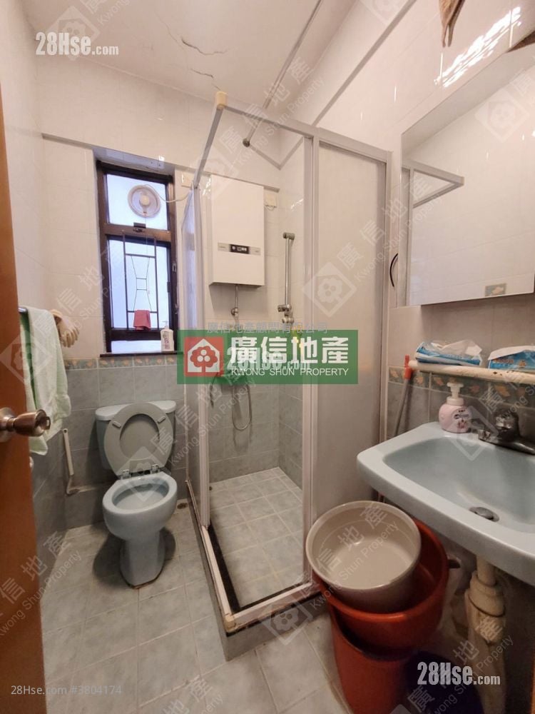 Yan On Building Sell 3 Bedrooms , 1 Bathroom