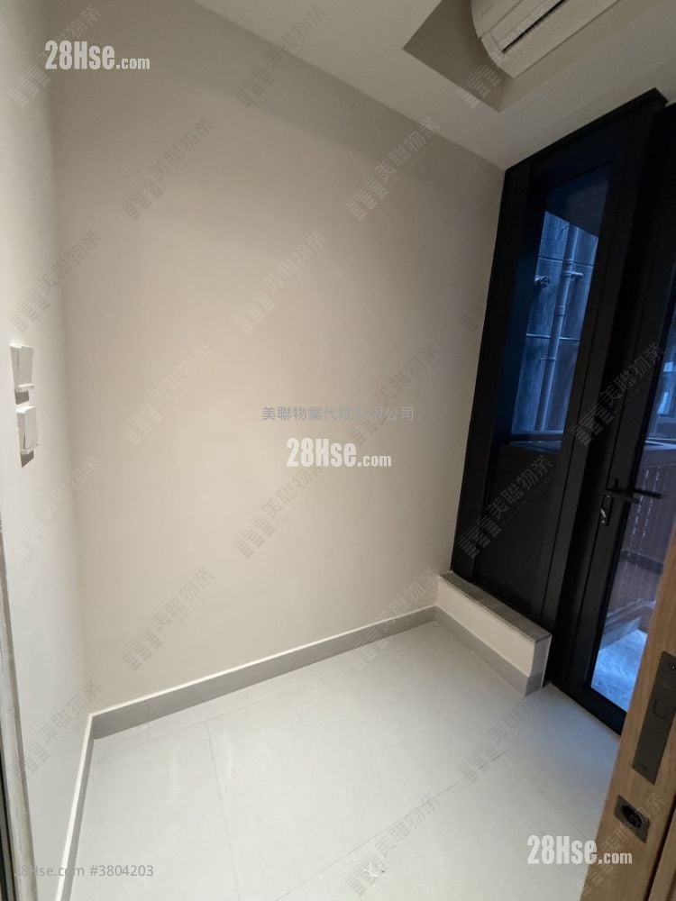 Onmantin Rental 3 Bedrooms , 2 Bathrooms 899 ft²