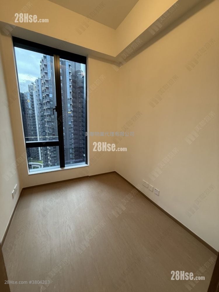 Onmantin Rental 3 Bedrooms , 2 Bathrooms 899 ft²