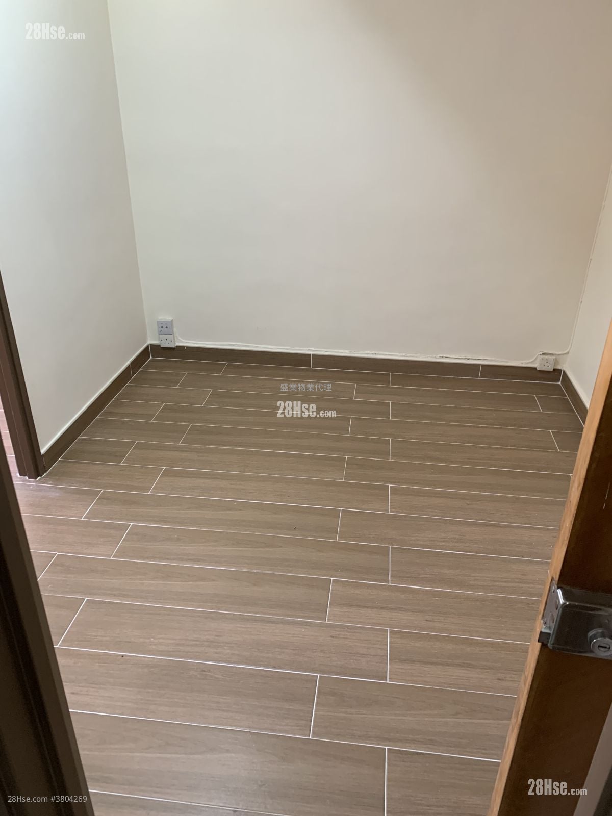 仁乐大厦 租盘 2 房 , 1 浴室 290 平方尺