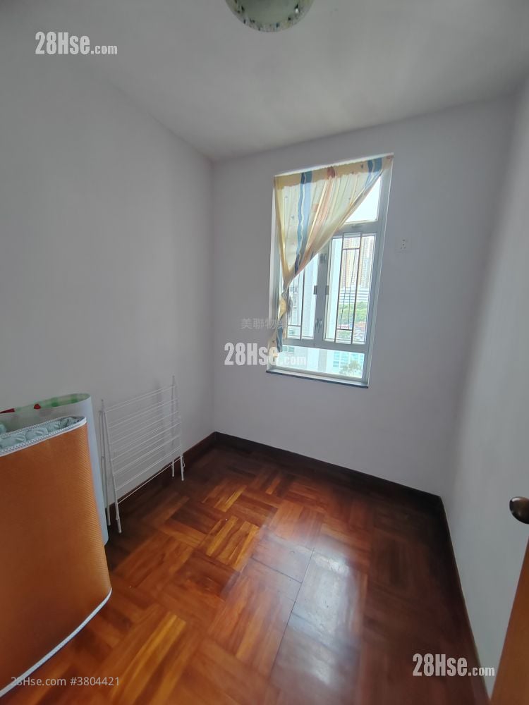 Holford Gardens Sell 2 Bedrooms , 1 Bathroom 409 ft²