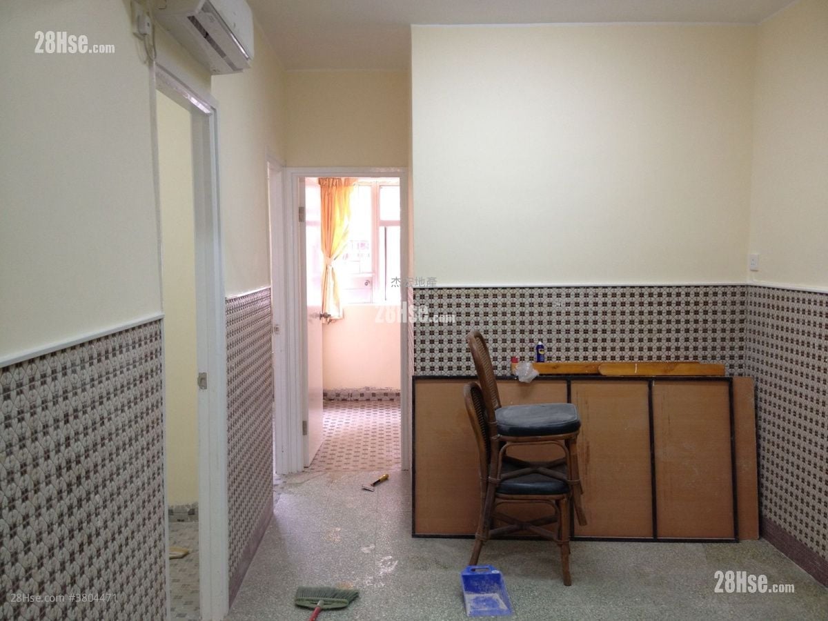 living room: Sun On Building Sell 3 Bedrooms , 1 Bathroom 501 ft²