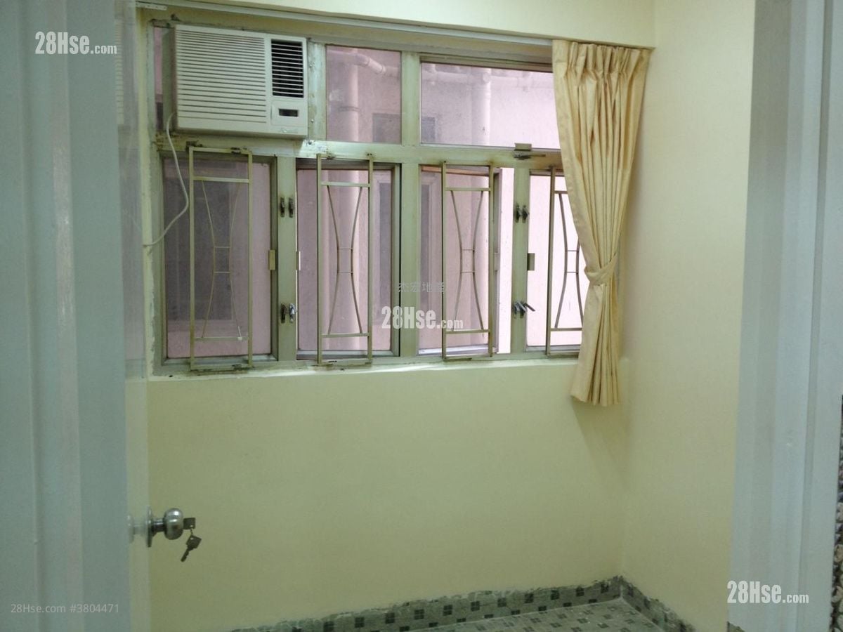 bedroom 2: Sun On Building Sell 3 Bedrooms , 1 Bathroom 501 ft²