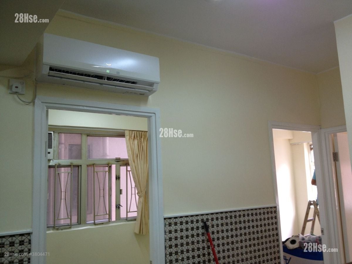 living room: Sun On Building Sell 3 Bedrooms , 1 Bathroom 501 ft²