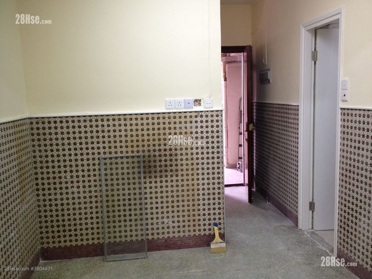 living room: Sun On Building Sell 3 Bedrooms , 1 Bathroom 501 ft²