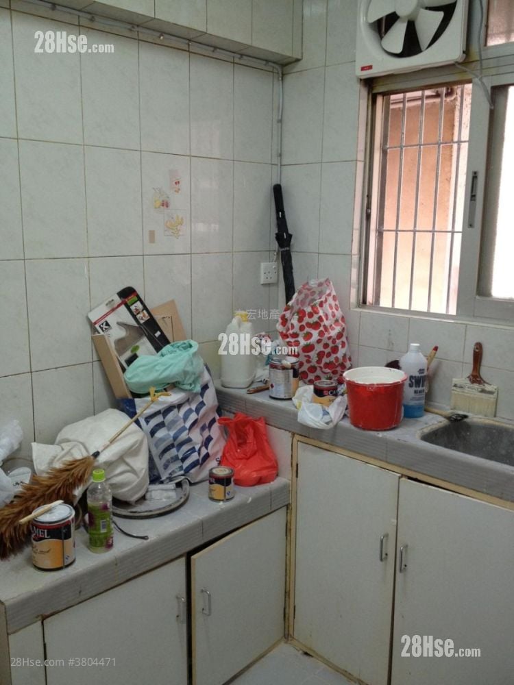 kitchen: Sun On Building Sell 3 Bedrooms , 1 Bathroom 501 ft²