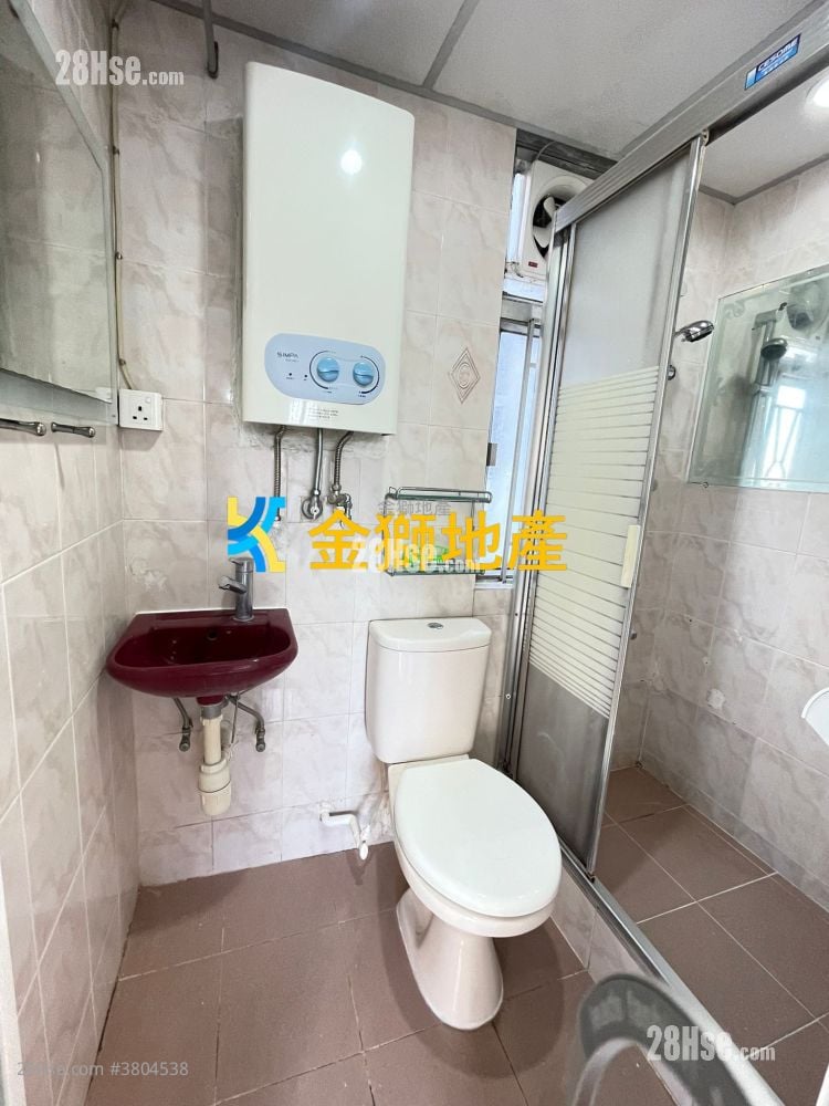 Golden Lion Garden Rental 307 ft²