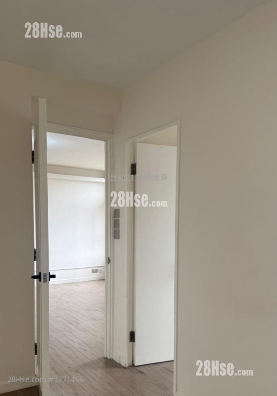 Tung Tao Court Sell 3 Bedrooms , 1 Bathroom 554 ft²