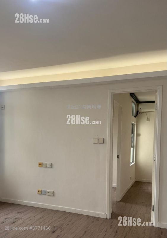 Tung Tao Court Sell 3 Bedrooms , 1 Bathroom 554 ft²