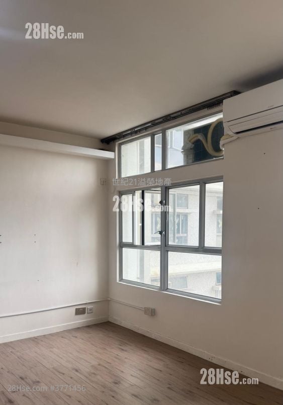 Tung Tao Court Sell 3 Bedrooms , 1 Bathroom 554 ft²