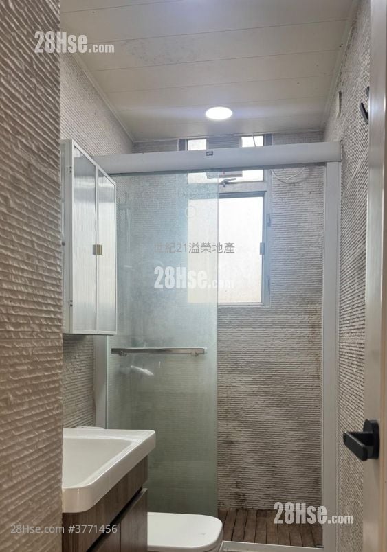 Tung Tao Court Sell 3 Bedrooms , 1 Bathroom 554 ft²