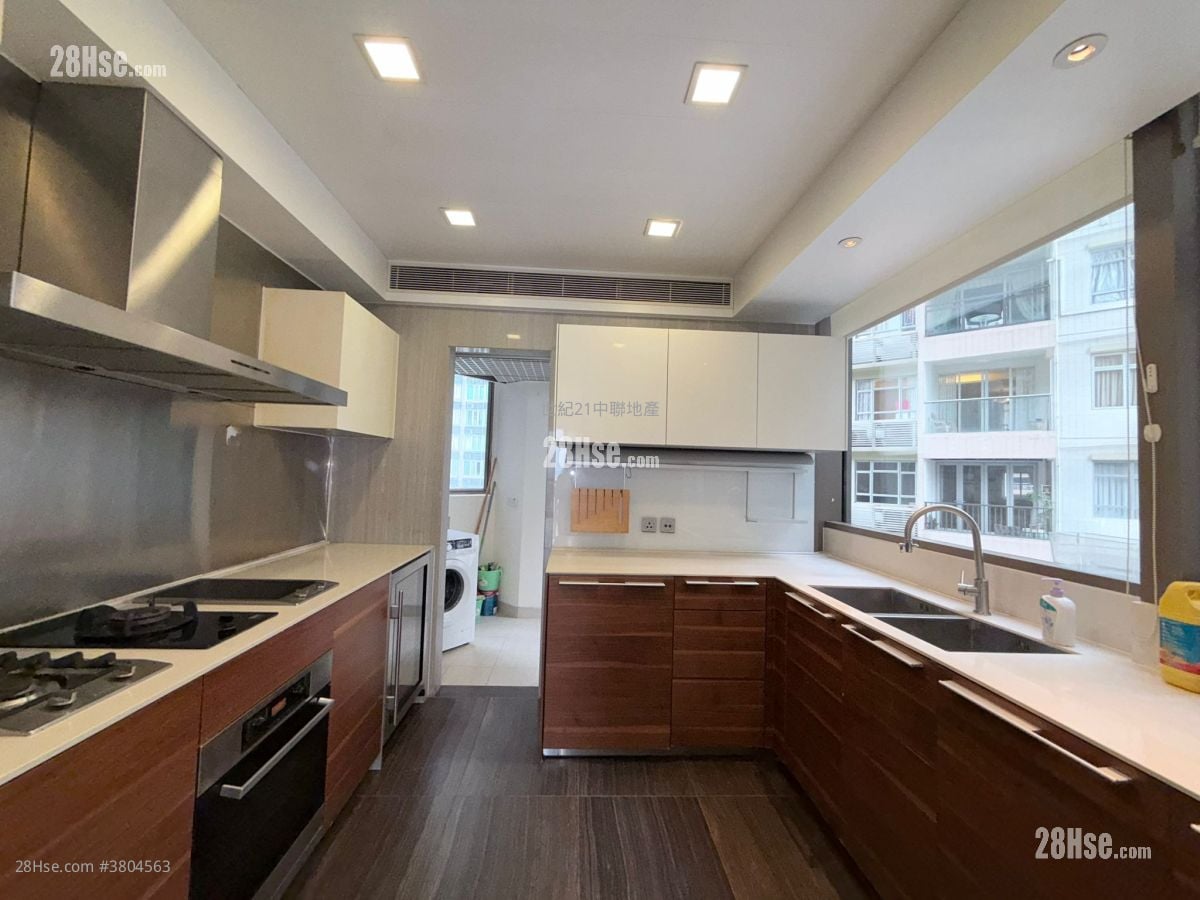 8 Chun Fai Terrace Sell 4 Bedrooms , 3 Bathrooms 1,542 ft²