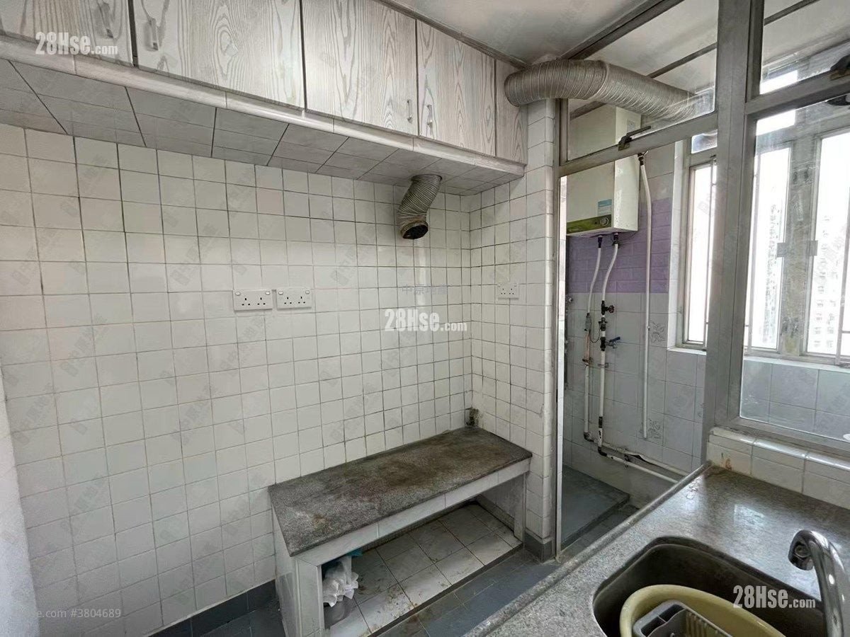 Siu Lun Court Sell 2 Bedrooms , 1 Bathroom 401 ft²