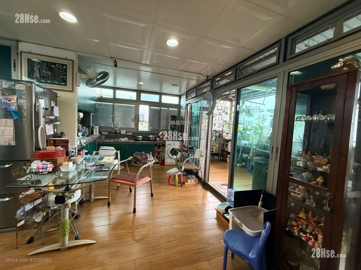 Village Sell 5+ Bedrooms , 2 Bathrooms 700 ft²