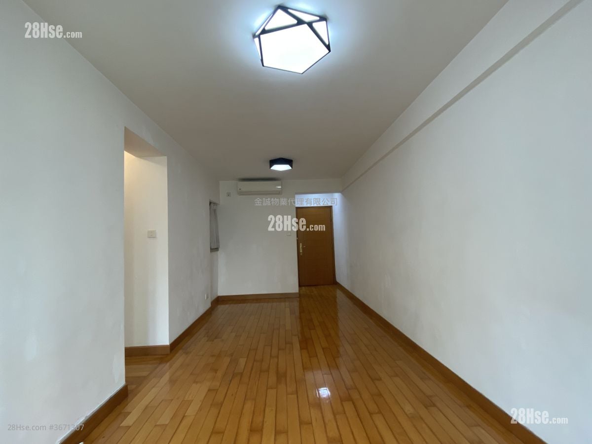 living room: Queen's Terrace Sell 2 Bedrooms , 1 Bathroom 478 ft²