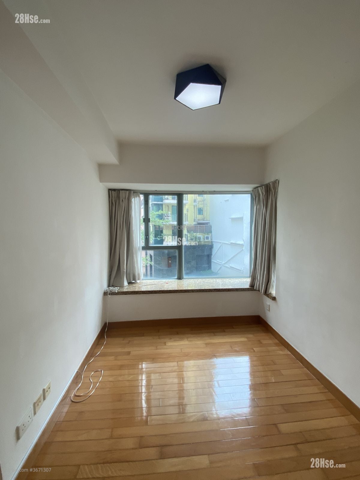 master room: Queen's Terrace Sell 2 Bedrooms , 1 Bathroom 478 ft²