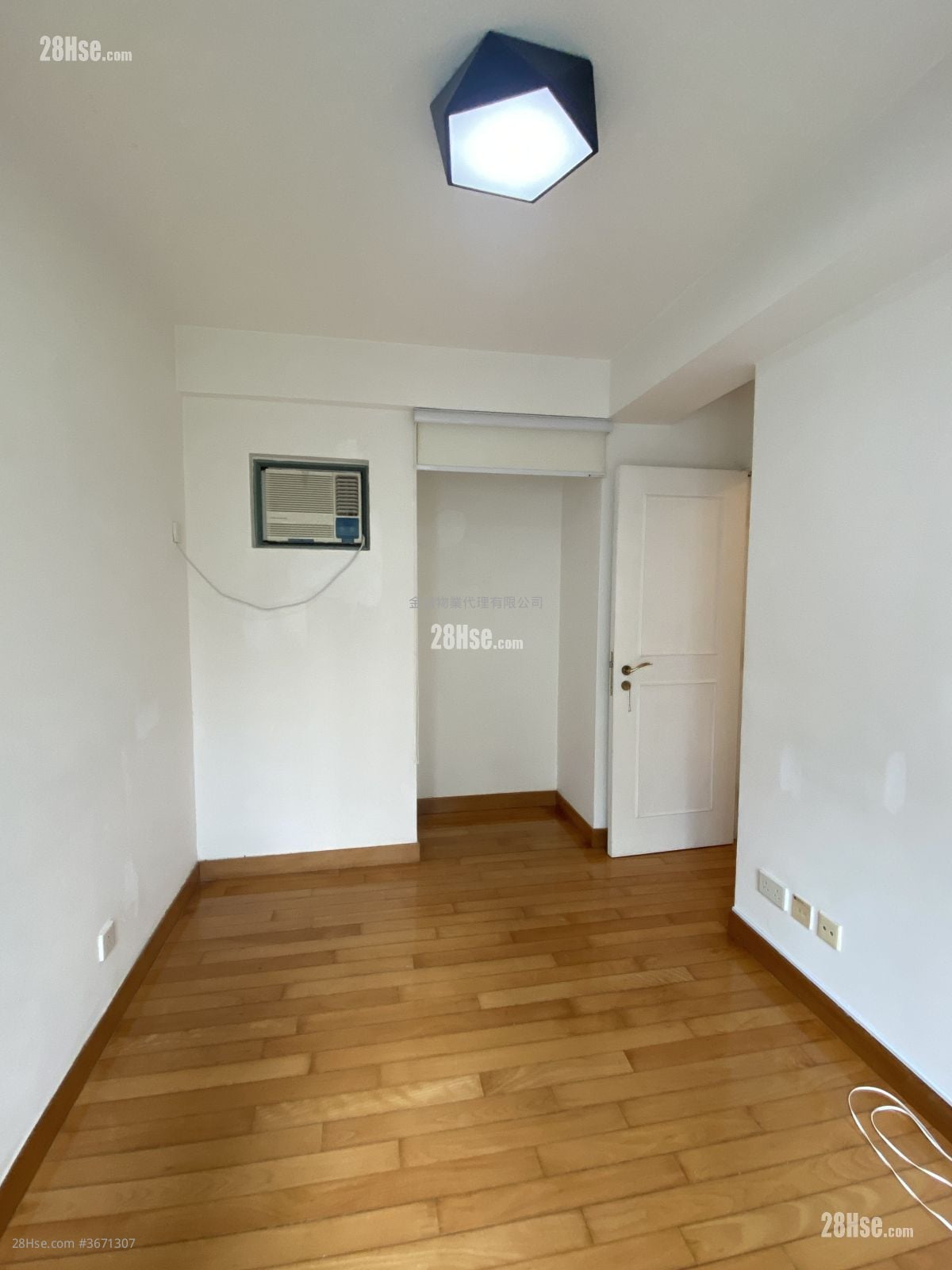 master room: Queen's Terrace Sell 2 Bedrooms , 1 Bathroom 478 ft²