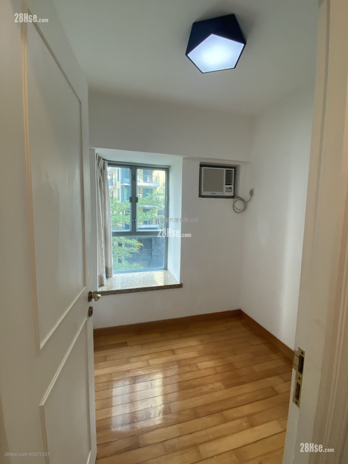 bedroom 2: Queen's Terrace Sell 2 Bedrooms , 1 Bathroom 478 ft²