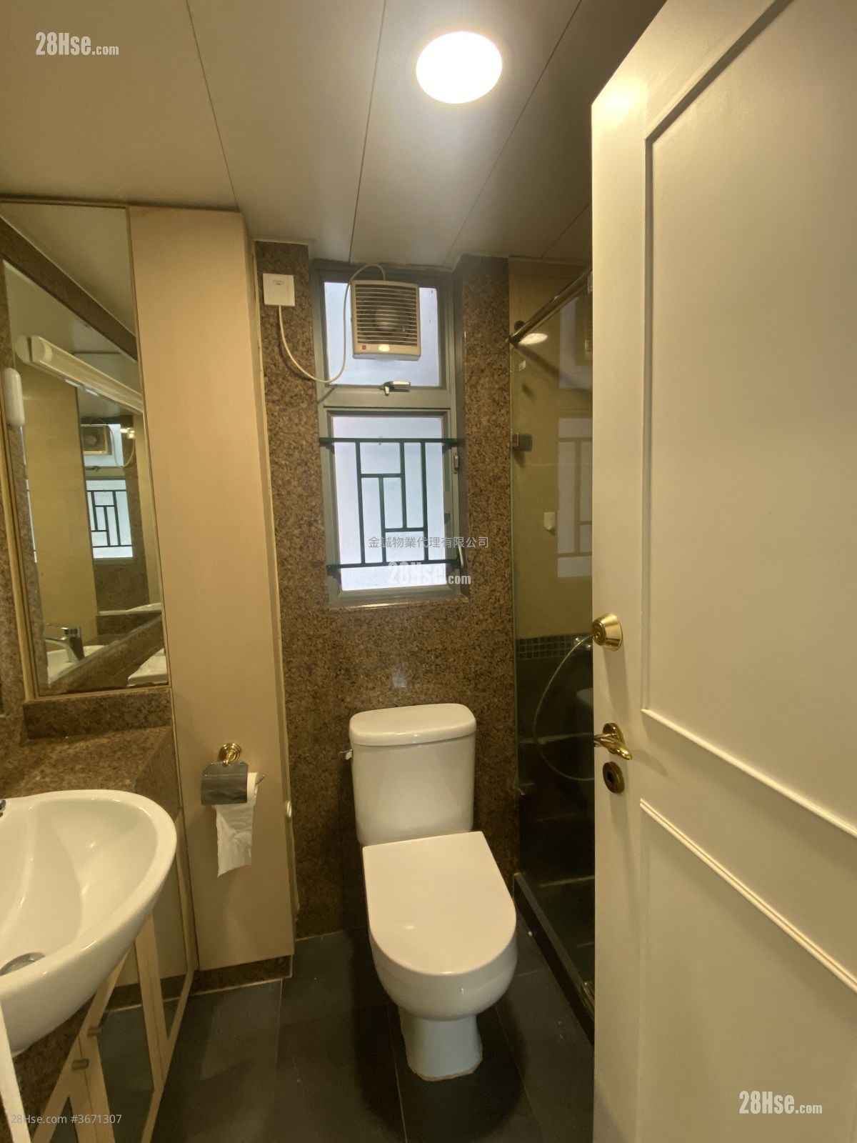 bathroom: Queen's Terrace Sell 2 Bedrooms , 1 Bathroom 478 ft²