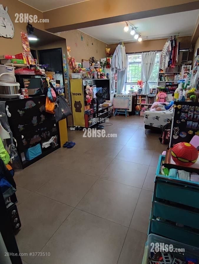 Treasure Court Sell 3 Bedrooms , 1 Bathroom 594 ft²