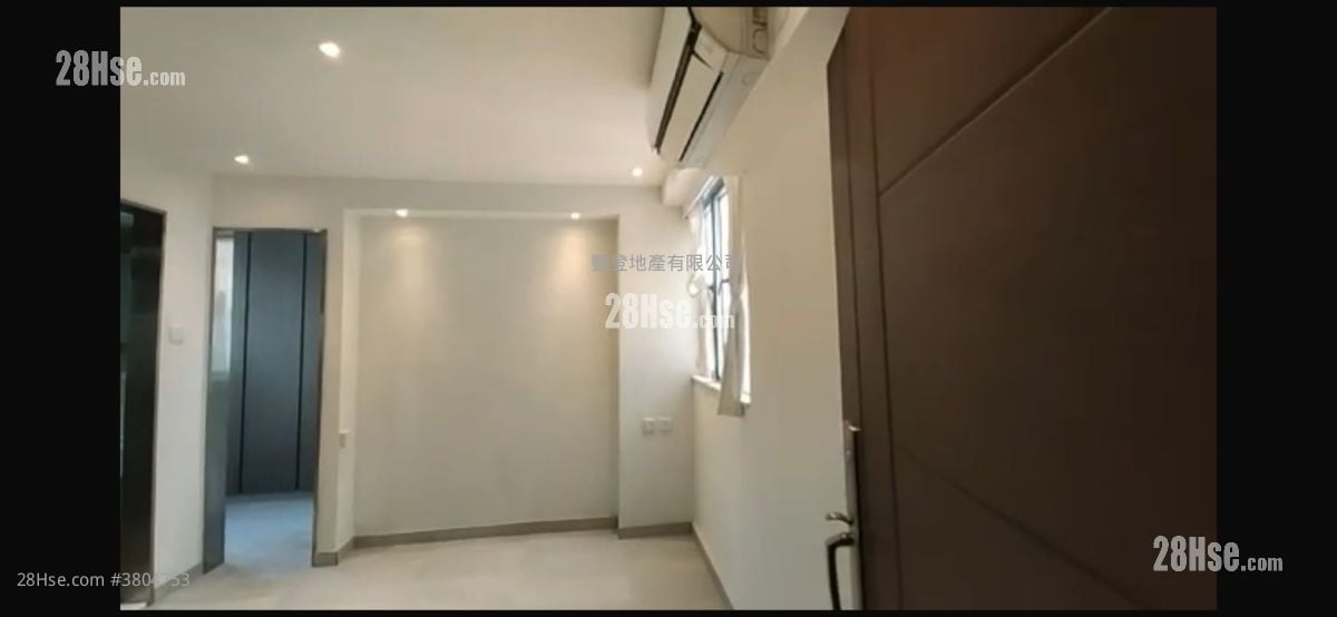 Universal Building Sell 215 ft²