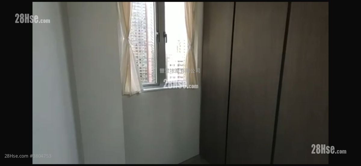 Universal Building Sell 215 ft²