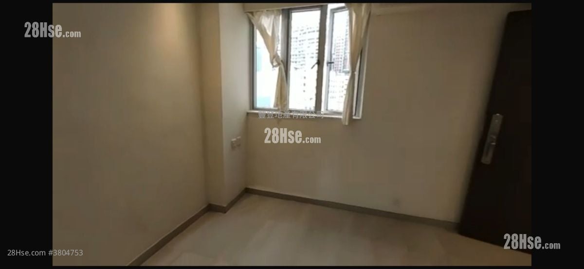 Universal Building Sell 215 ft²