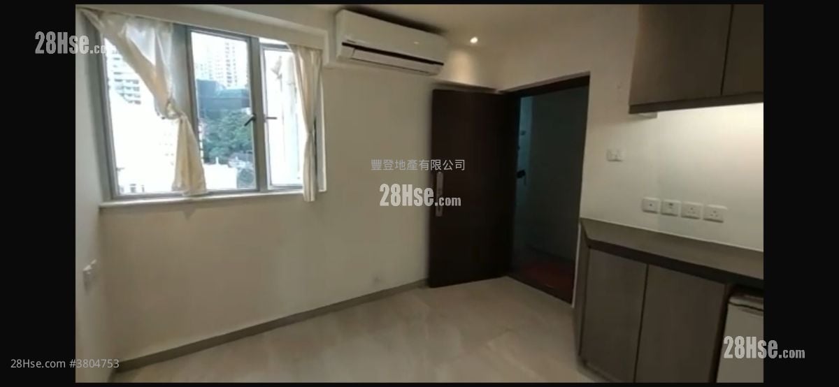 Universal Building Sell 215 ft²