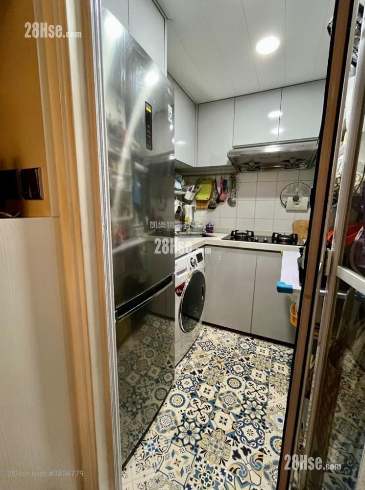 Kwun Tak Court Sell 2 Bedrooms , 1 Bathroom 443 ft²