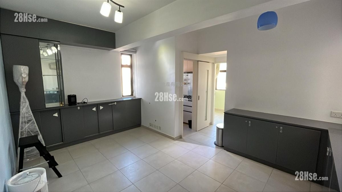 Jumbo Court Rental 401 ft²