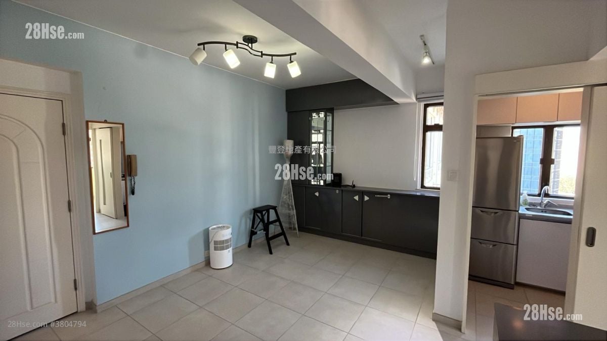 Jumbo Court Rental 401 ft²