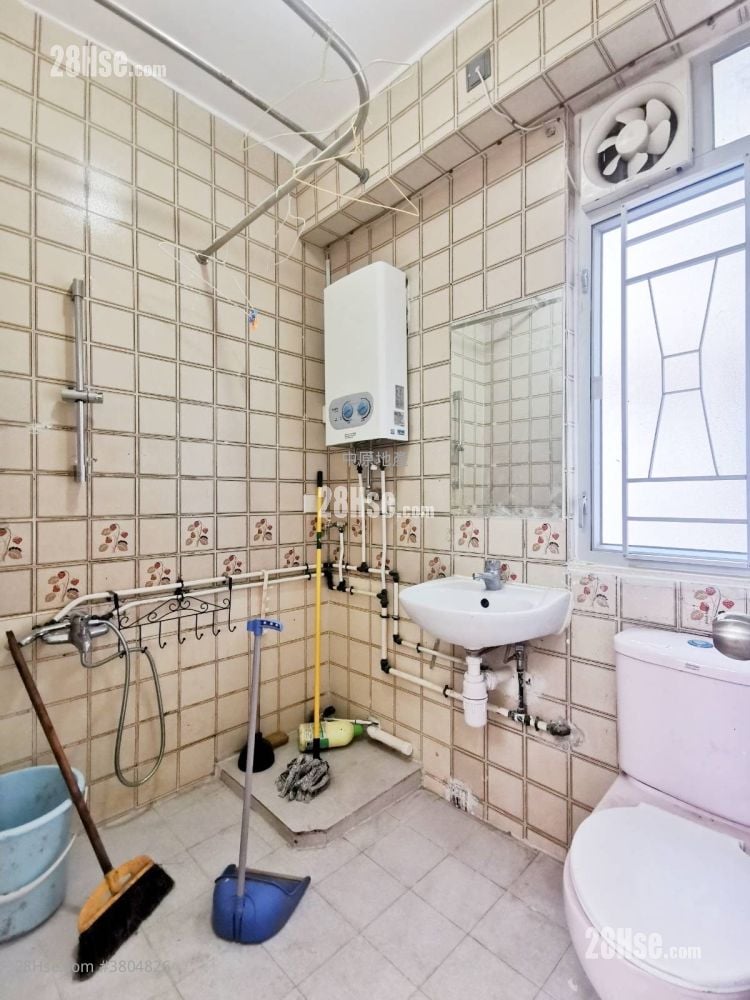 Kwai Fong Terrace Rental 2 Bedrooms , 1 Bathroom 397 ft²