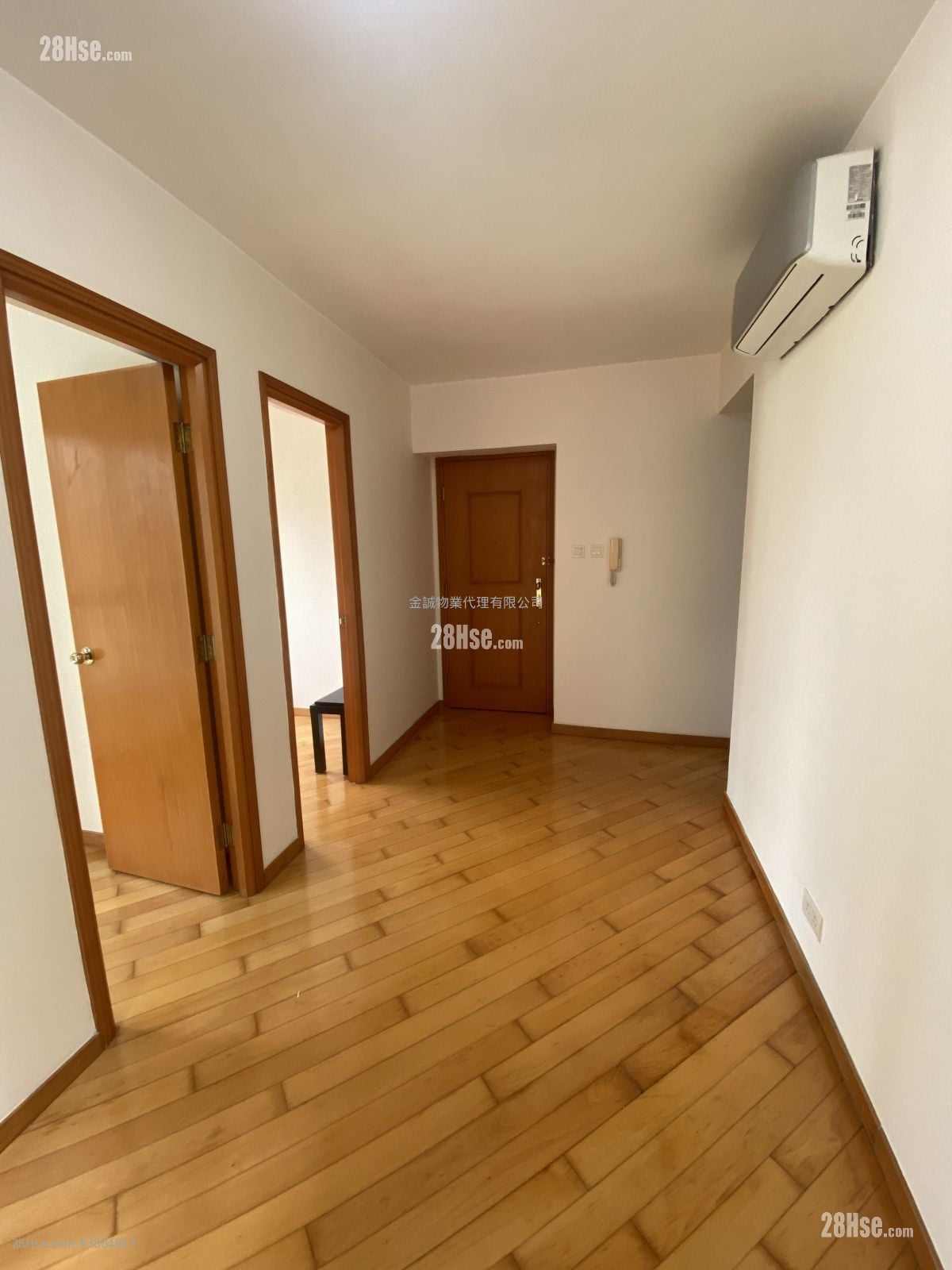 living room: Medal Court Rental 2 Bedrooms , 1 Bathroom 371 ft²