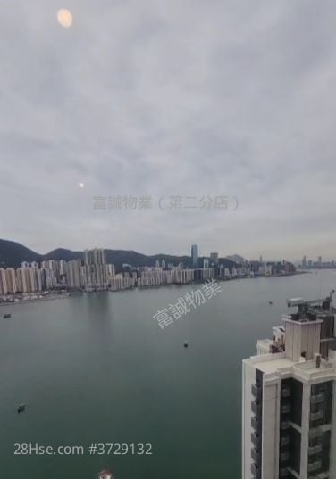 The Coast Line Sell Studio , 1 Bathroom 449 ft²