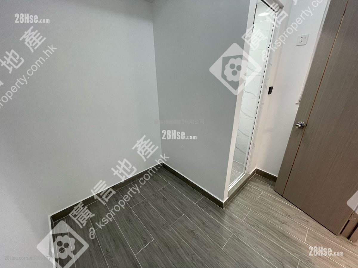 Far East Consortium Mongkok Building Sell 3 Bedrooms , 2 Bathrooms 440 ft²