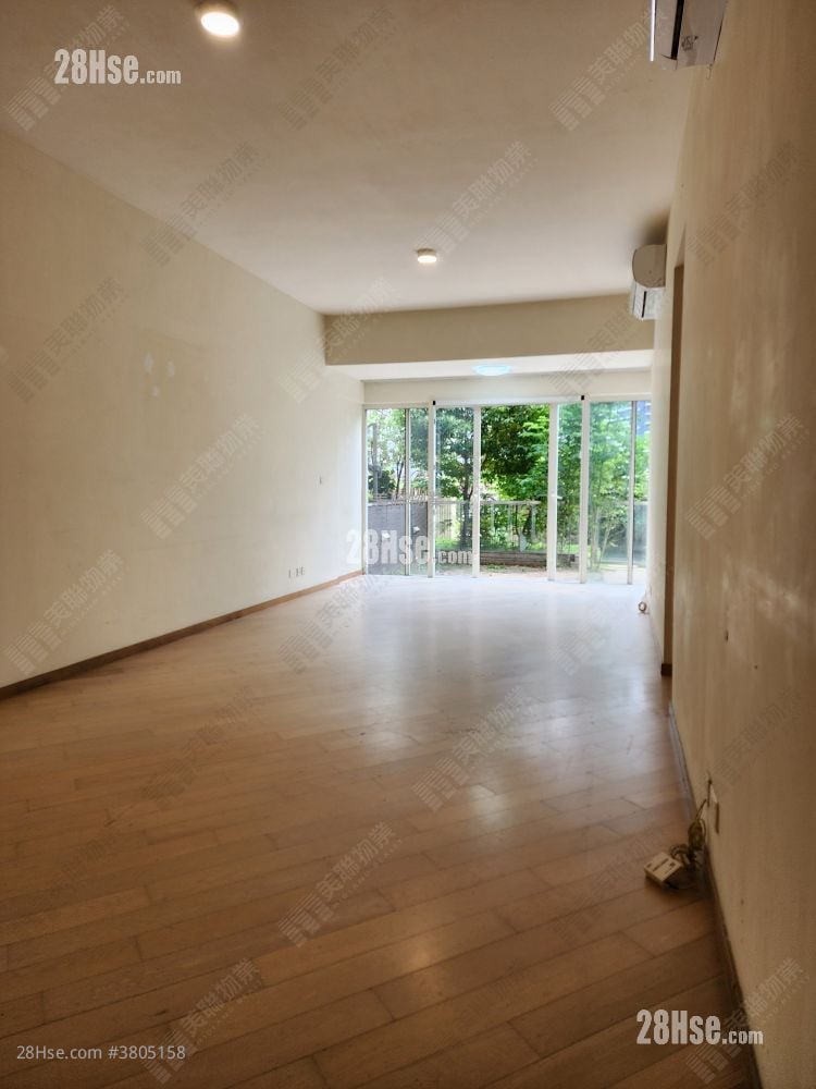 living room: Avignon Sell 3 Bedrooms 1,142 ft²