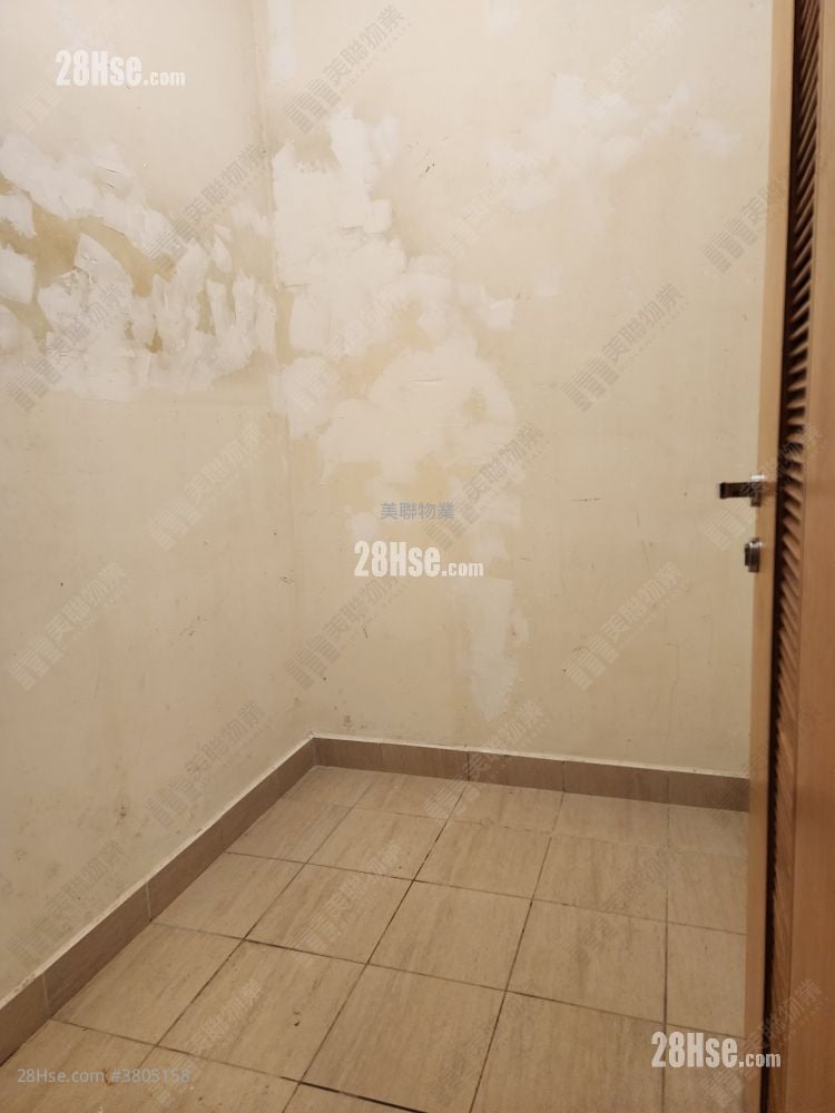 servant’s room: Avignon Sell 3 Bedrooms 1,142 ft²