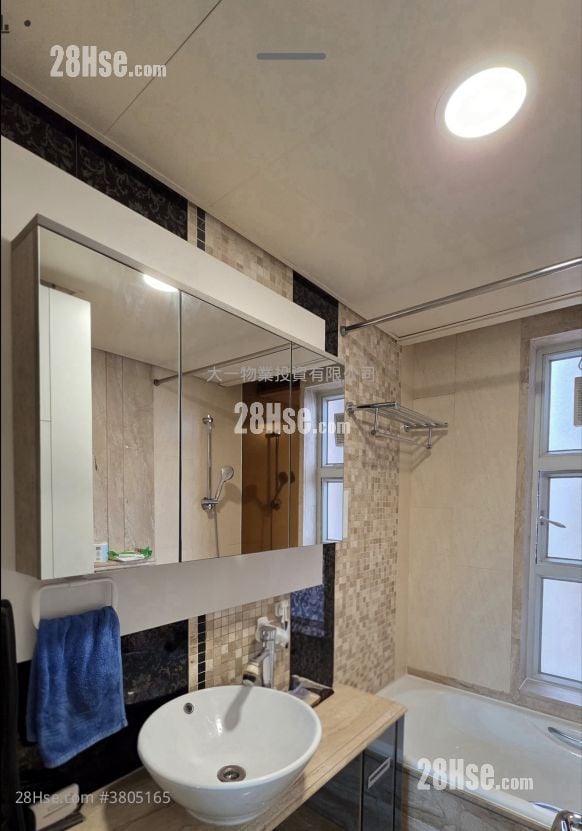 洗手间附带镜柜