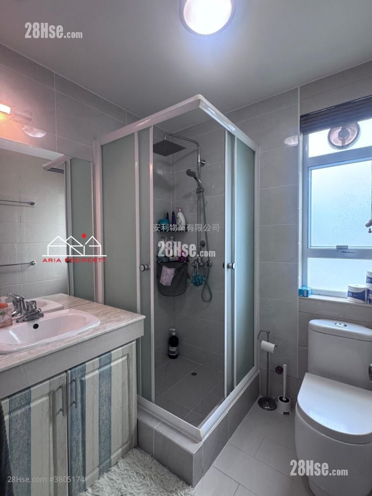 村屋 售盘 5+ 房 , 4 浴室 2,100 平方尺