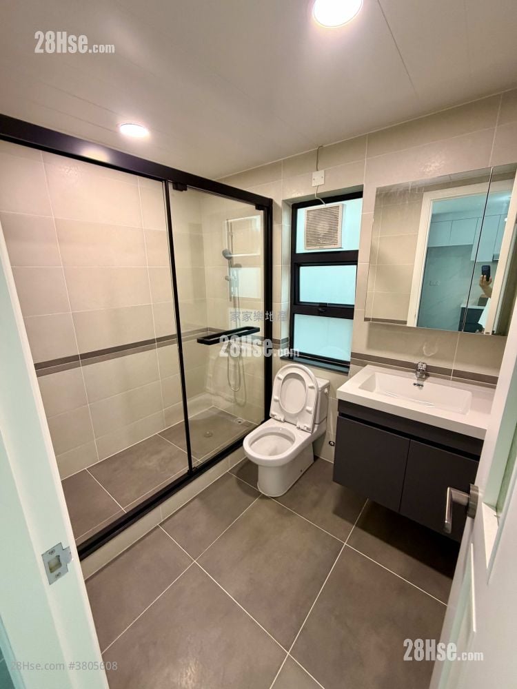 Village Sell 2,100 ft²