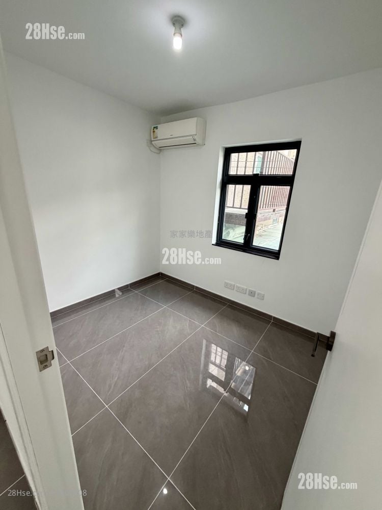 Village Sell 2,100 ft²