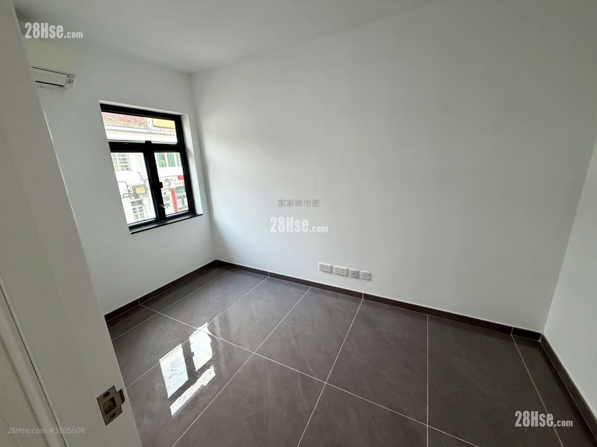 Village Sell 2,100 ft²