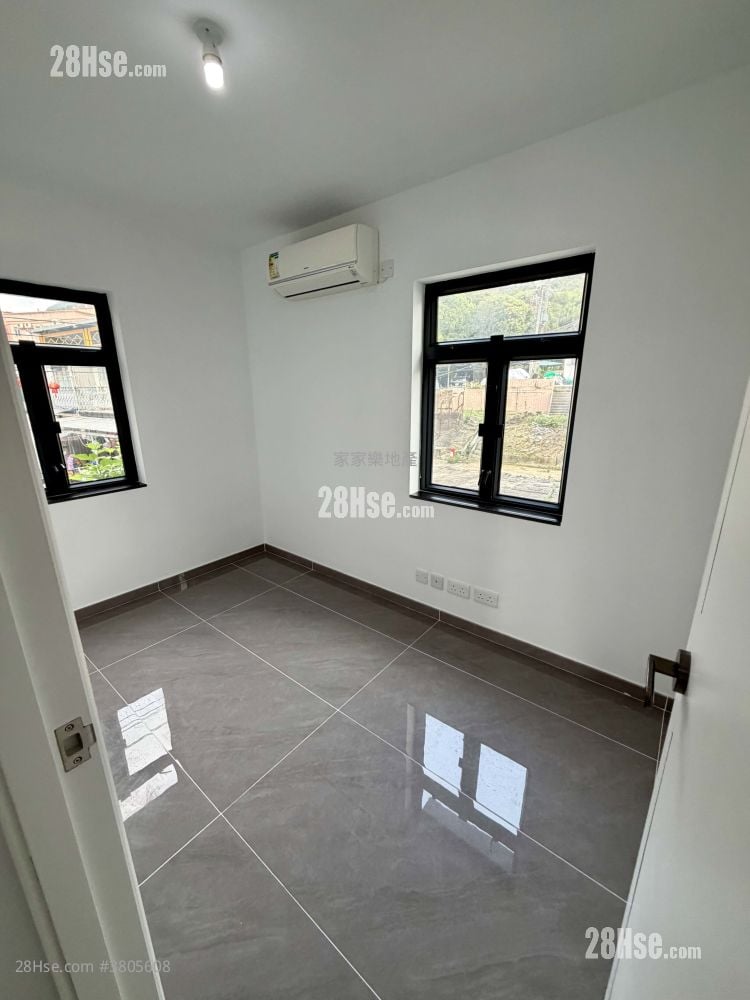 Village Sell 2,100 ft²