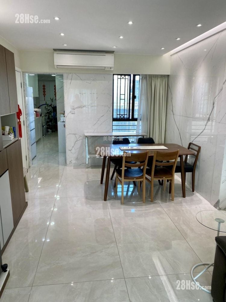 Hop Yick Plaza Sell 4 Bedrooms 990 ft²