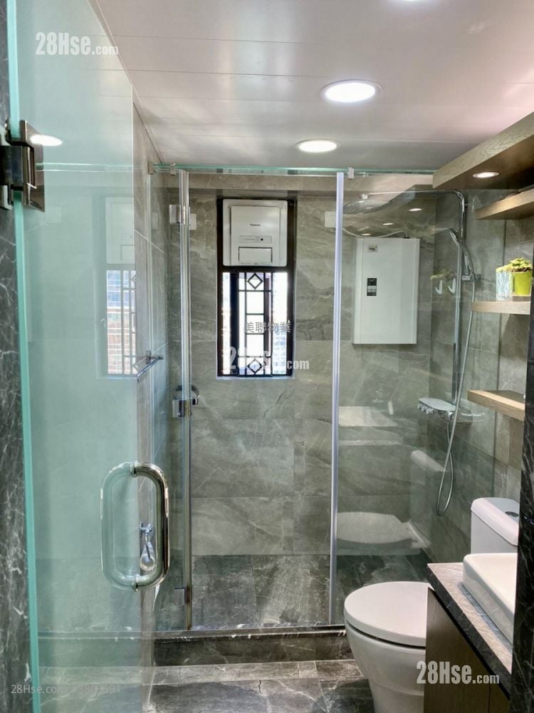 Hop Yick Plaza Sell 4 Bedrooms 990 ft²