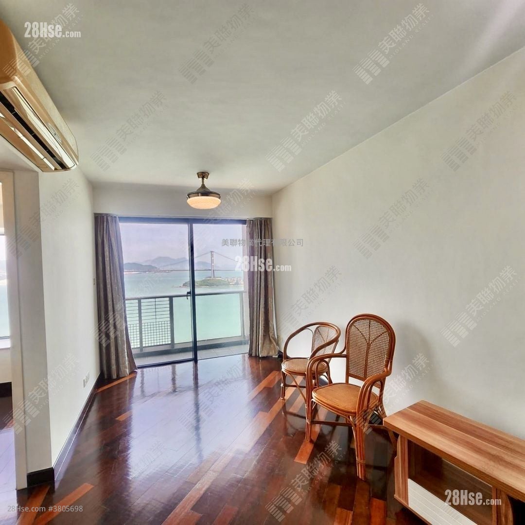 living room: Anglers' Bay Sell 2 Bedrooms , 1 Bathroom 469 ft²